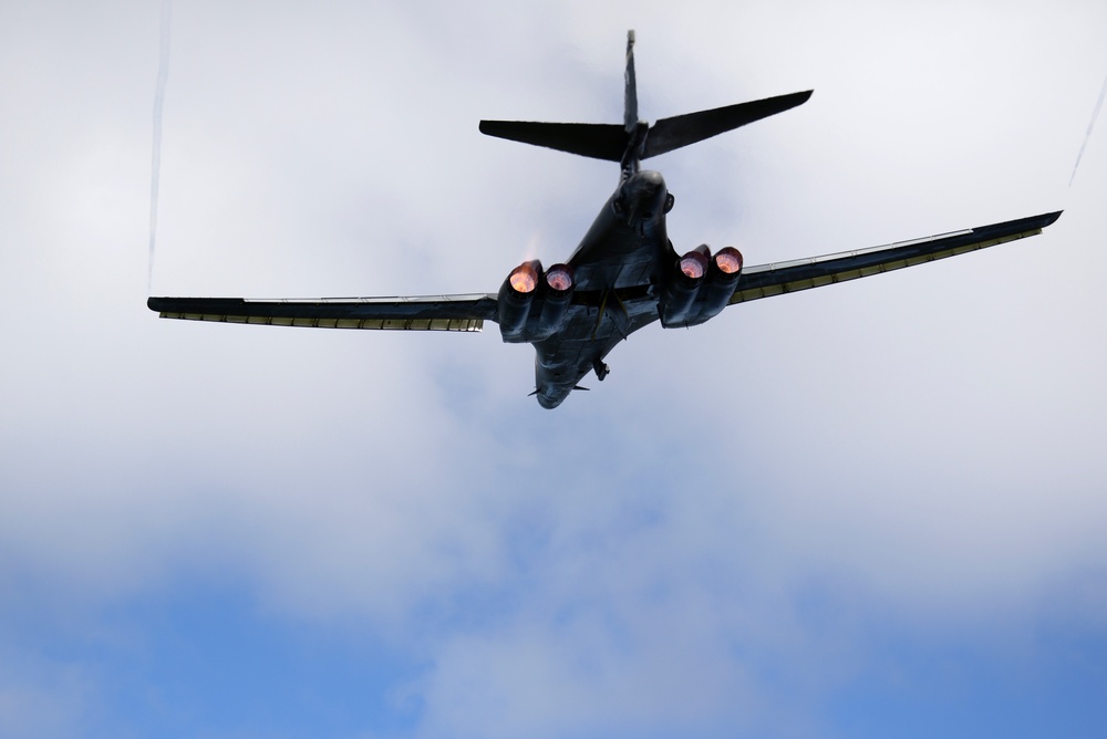 U.S. Air Force, U.S. Navy conduct joint training in the Western Pacific