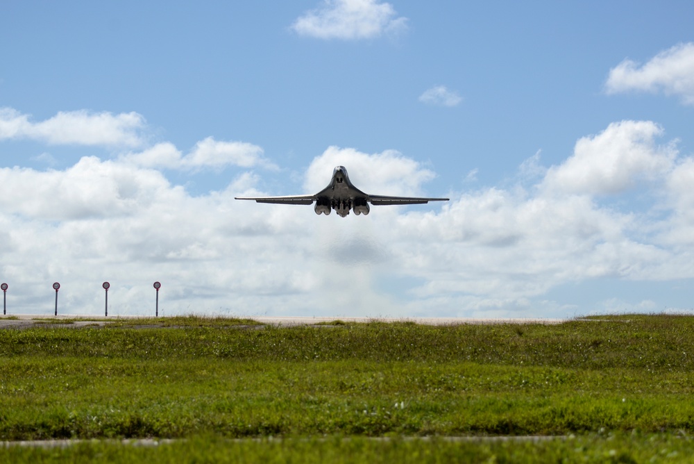 U.S. Air Force, U.S. Navy conduct joint training in the Western Pacific