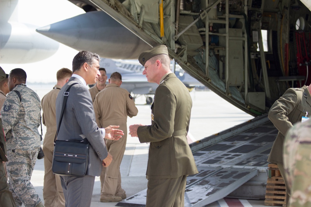 MARCENT Commander visits service members during Dubai Airshow