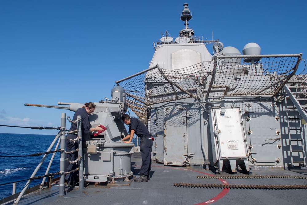 Sailors conduct maintenance on Mark 38 25 mm machine gun