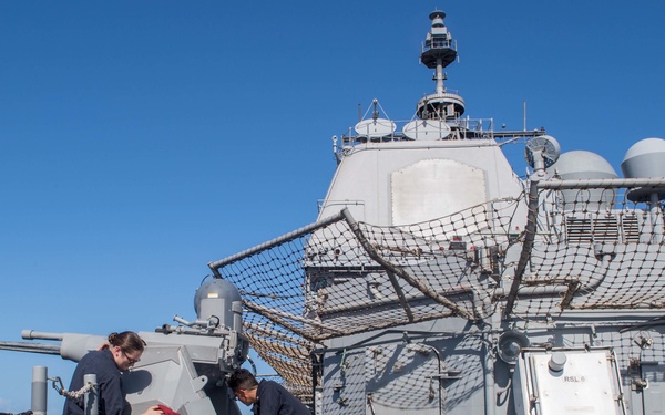 Sailors conduct maintenance on Mark 38 25 mm machine gun