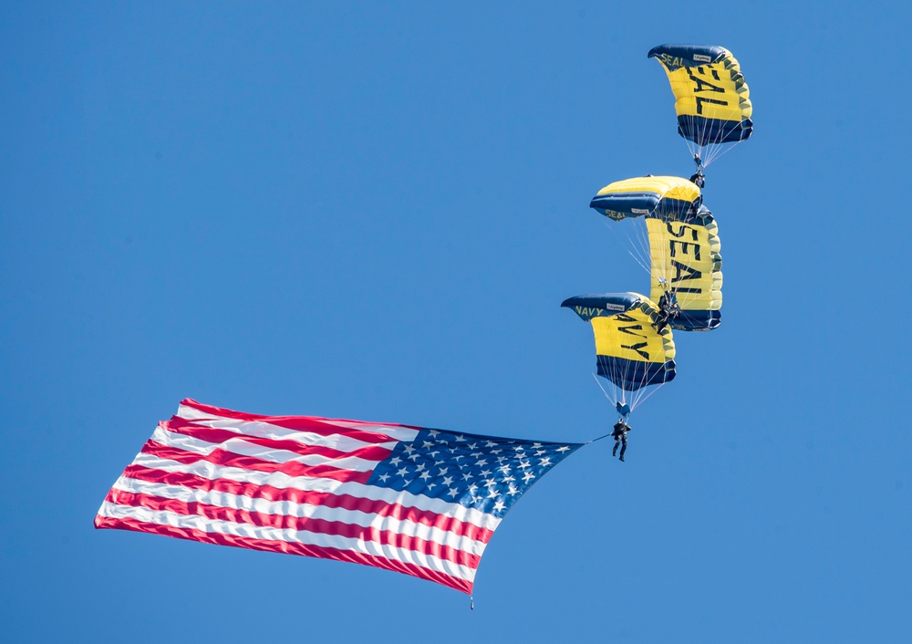 Leap Frogs Perform at 2017 Blue Angels Homecoming Air Show