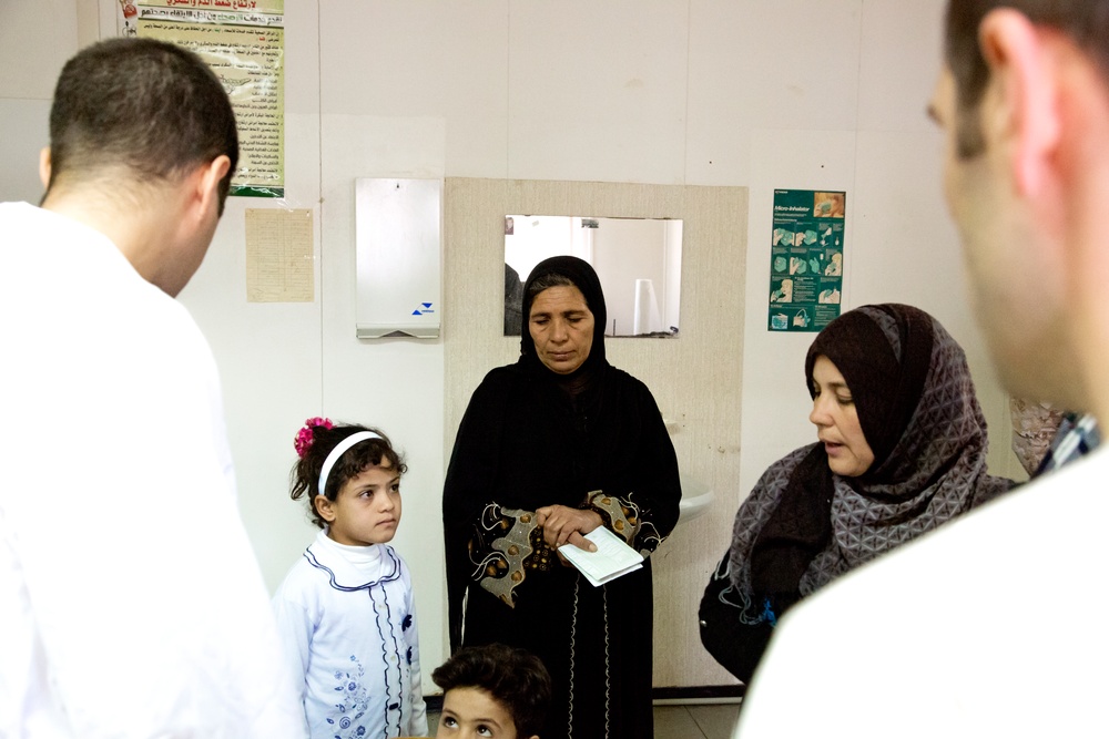 Iraqi families are treated by Italian army doctors