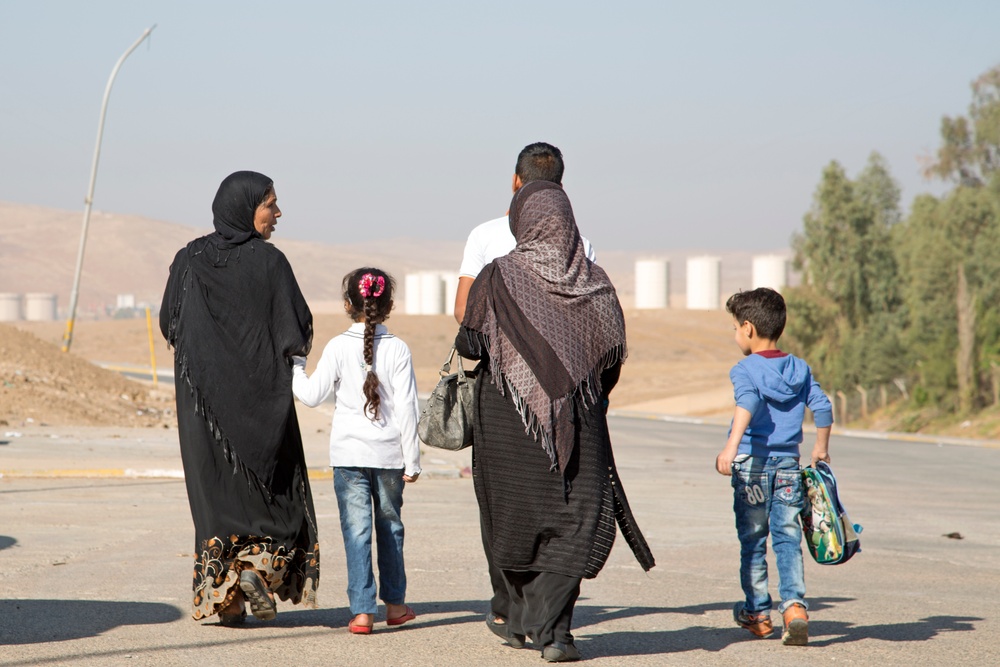 Iraqi families are treated by Italian army doctors