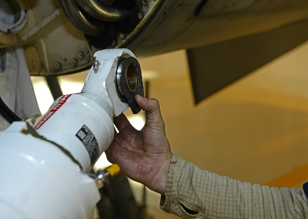 31 MXS sticks the landing: Airmen maintain landing gear