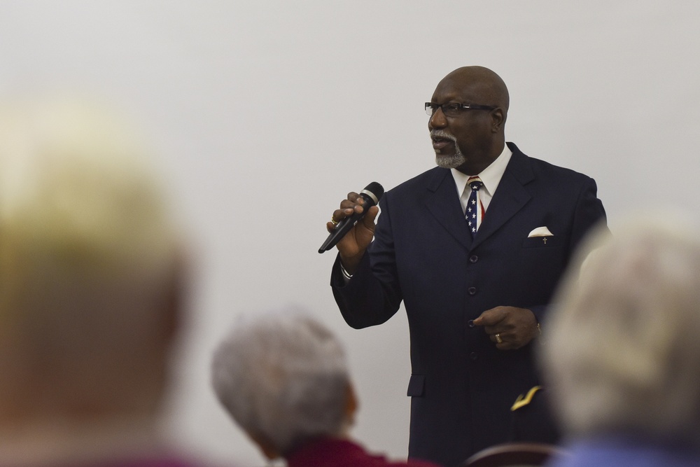 Soldiers visit retirement community, honor veterans