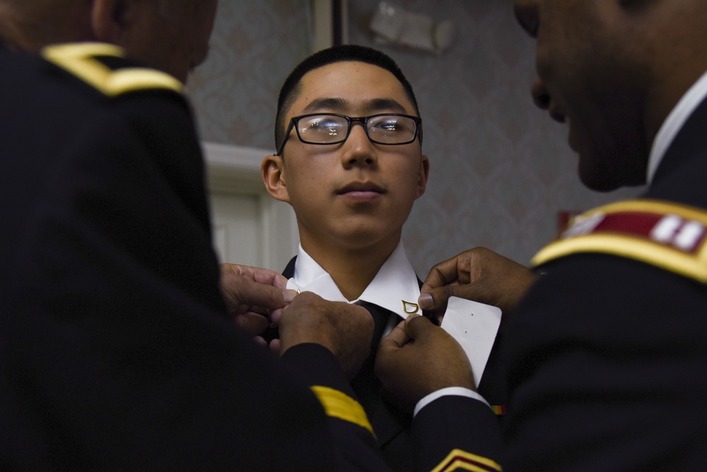 Soldiers visit retirement community, honor veterans