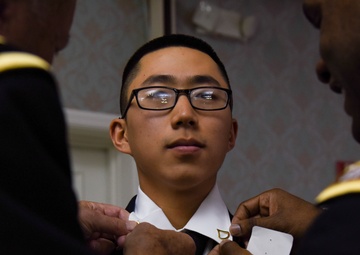 Soldiers visit retirement community, honor veterans