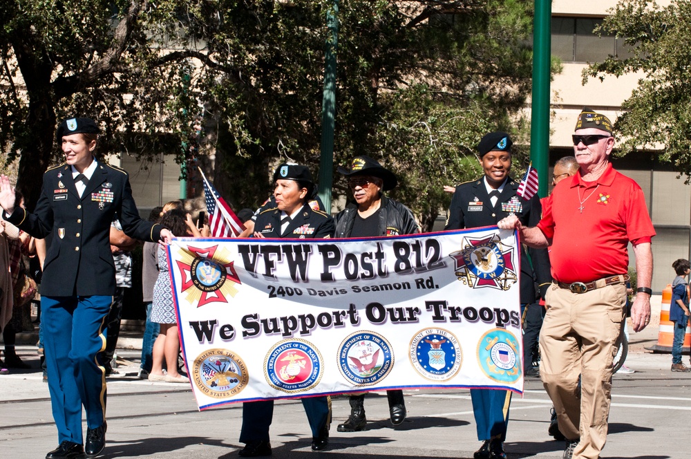 El Pasoans show support for veterans with parade
