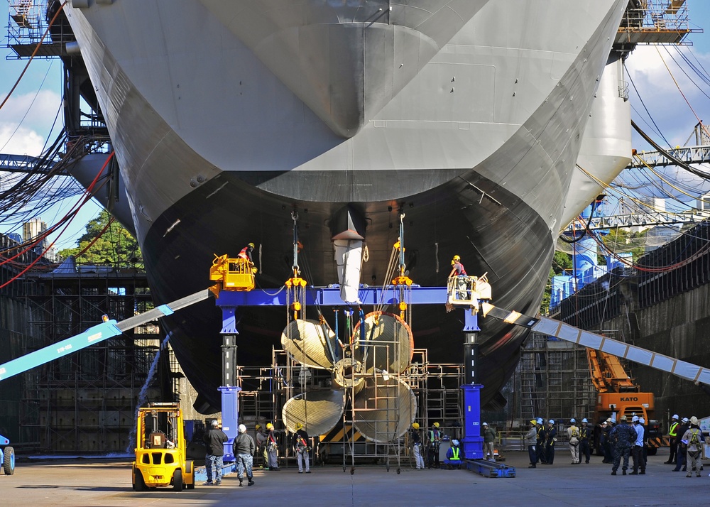 Sumitomo workers install a new propeller on USS Blue Ridge (LCC 19)