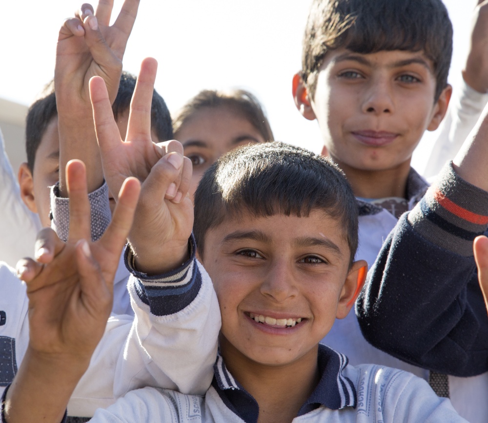 Italian army donates and delivers furniture to Iraqi school