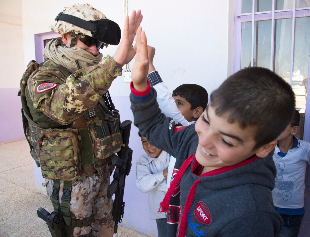 Italian army donates and delivers furniture to Iraqi school