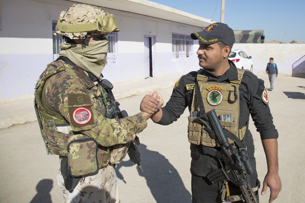 Italian army donates and delivers furniture to Iraqi school