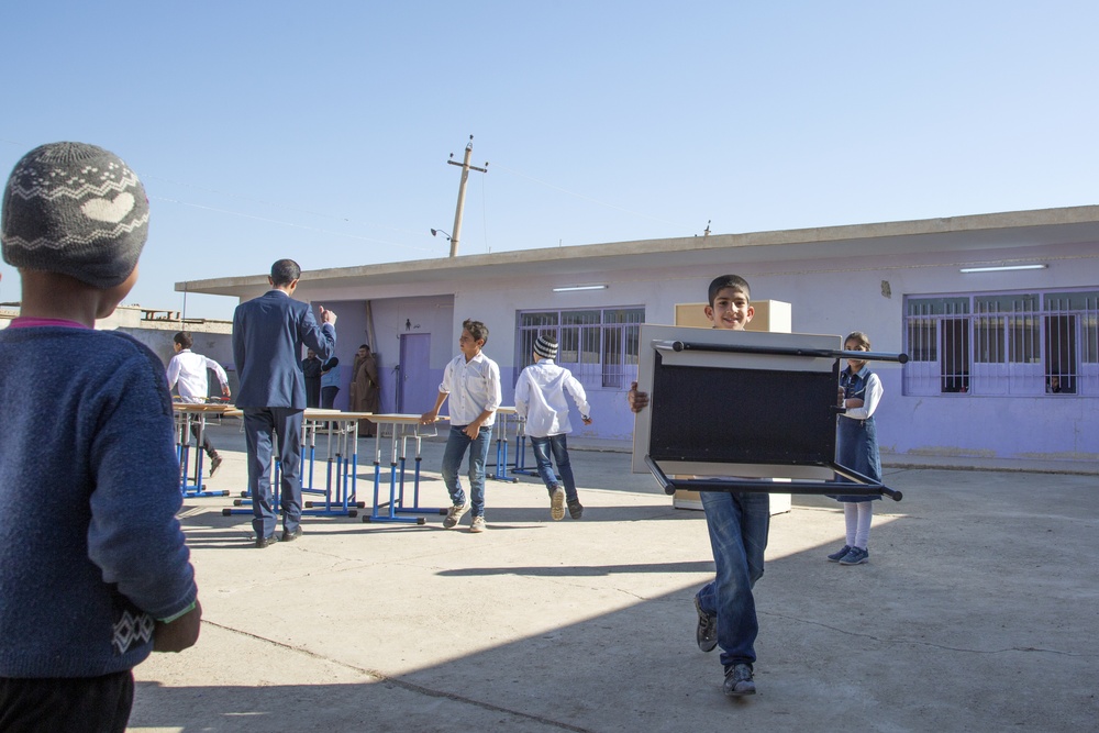 Italian army donates and delivers furniture to Iraqi school