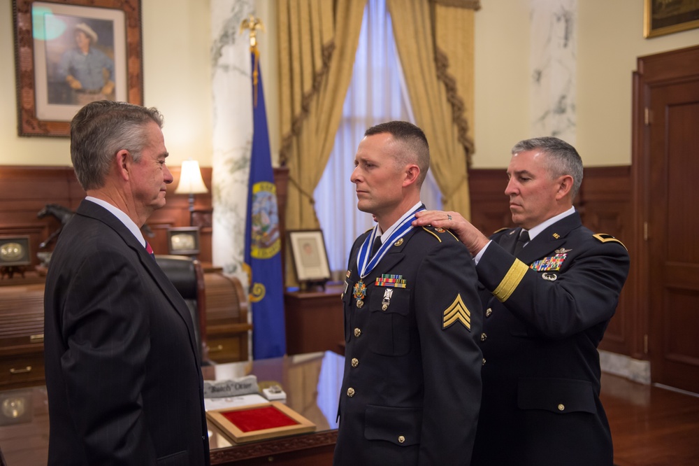 Soldier receives Idaho Cross for heroism