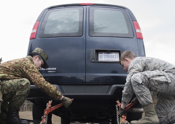 Tightening the tow chains