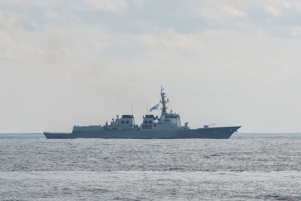 U.S. Navy and Republic of Korea Navy Conduct Photo Exercise