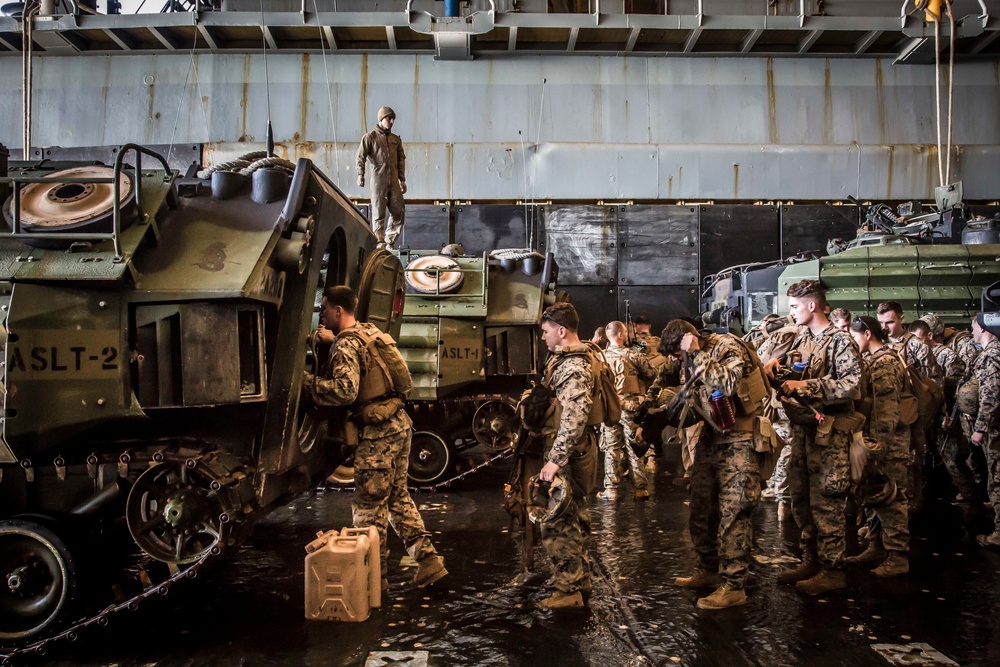 Fox Co. Conducts Night Mechanized Raid during COMPTUEX