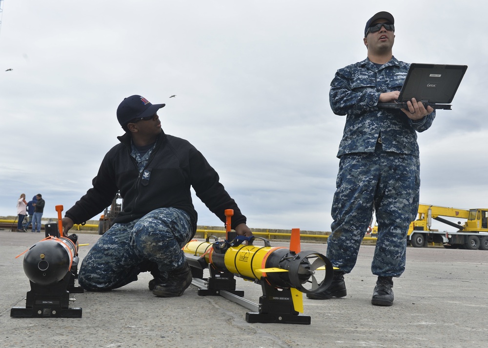 Undersea Rescue Command Loads Equipment to Assist Argentine Submarine