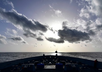 USS San Diego (LPD 22) Prepares to Pull Alongside USNS Leroy Grumman (T-AO 195)
