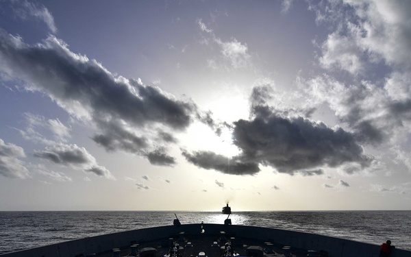 USS San Diego (LPD 22) Prepares to Pull Alongside USNS Leroy Grumman (T-AO 195)