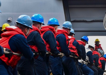USS San Diego (LPD 22) Embarked Marines Heave on Messenger Line
