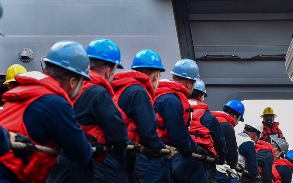 USS San Diego (LPD 22) Embarked Marines Heave on Messenger Line
