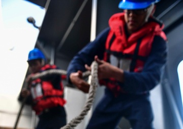 USS San Diego (LPD 22) Sailors Make Up Messenger Line