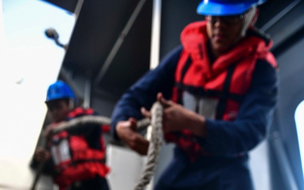 USS San Diego (LPD 22) Sailors Make Up Messenger Line