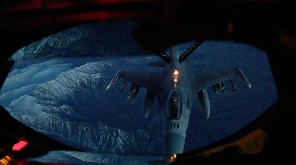K-135 refuels F-16 over Afghanistan