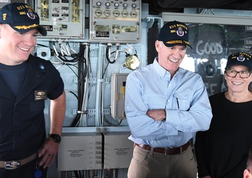 SECNAV visits Deployed Hopper Crew on Thanksgiving