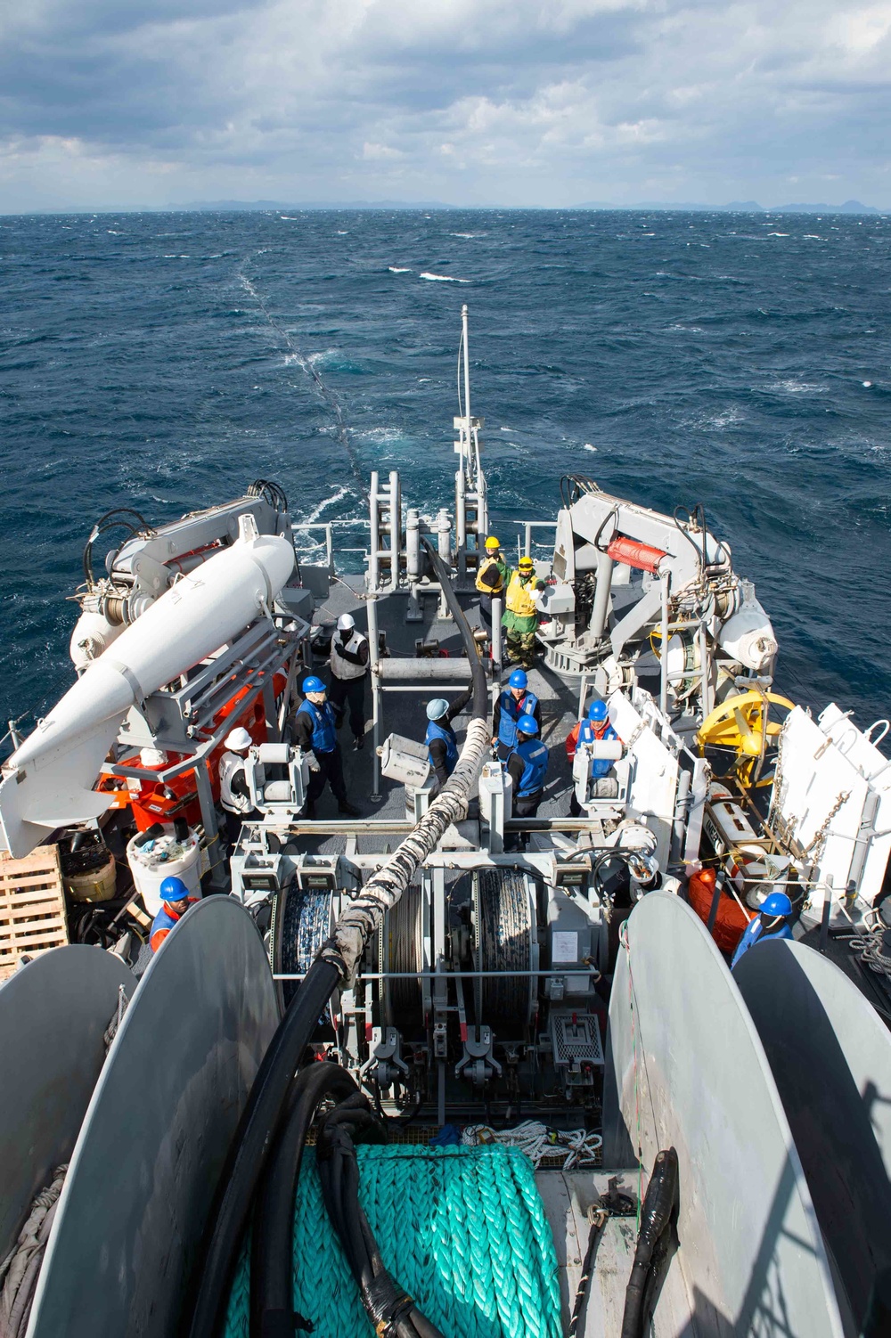 USS Chief Performs Minesweeping Maintenance