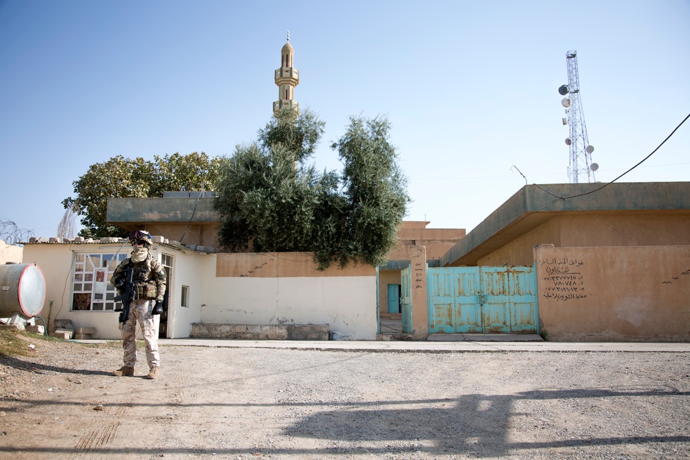 Italian army civil affairs assessment in Wana, Iraq