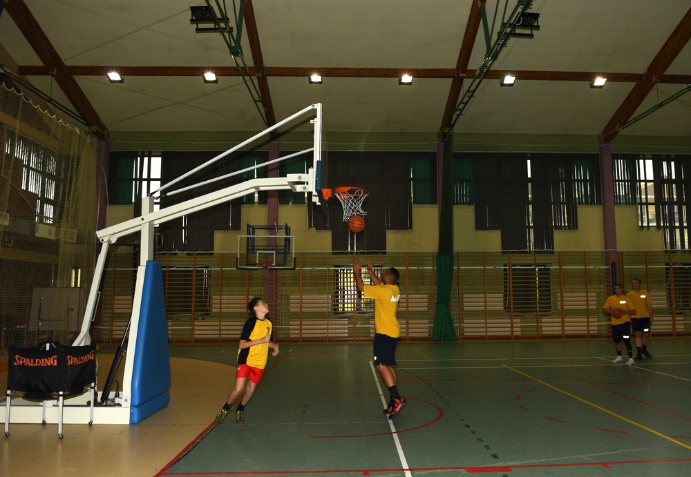 NSF Redzikowo Sailors play basketball with students