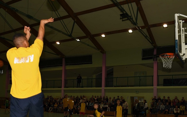 NSF Redzikowo Sailors play basketball with local students