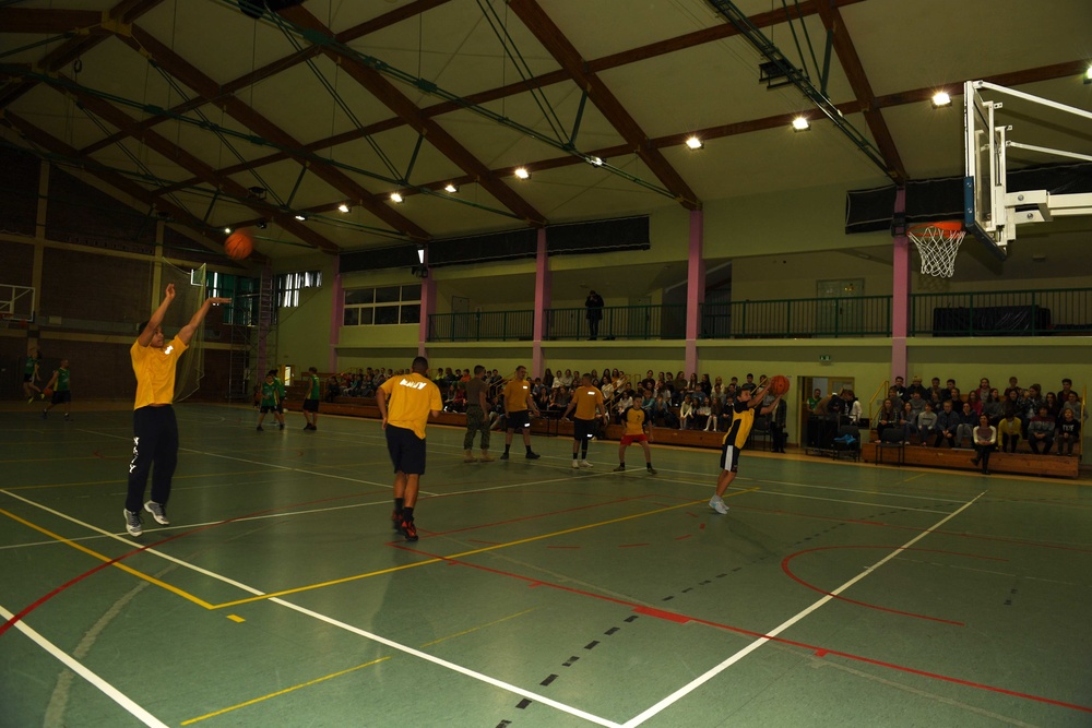 NSF Redzikowo Sailors play basketball with local students