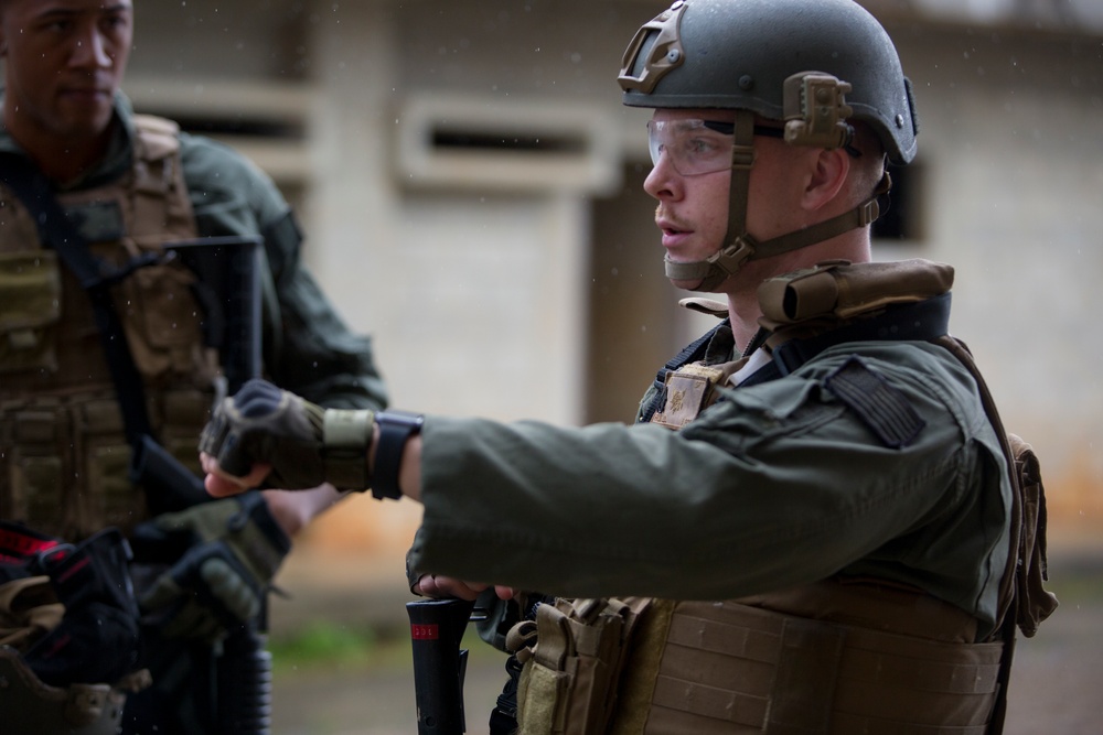 DVIDS - Images - Special Reaction Team Marines: SESAMS Tactic Based ...