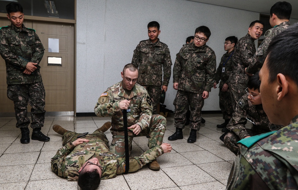 210th FA BDE provides inital CLS training to 5th ROKA ID Soldiers