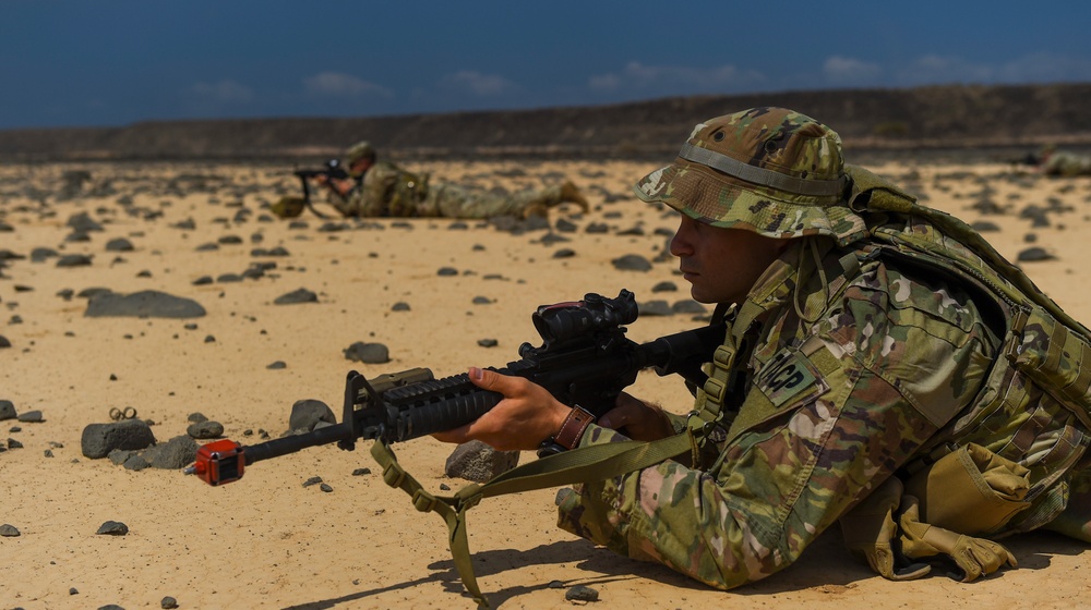 US service members hunker down for French Desert Commando Course