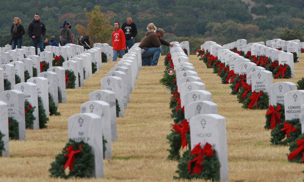 Volunteers lay 6,000 wreaths at cemetery
