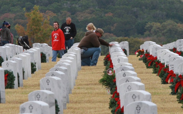 Volunteers lay 6,000 wreaths at cemetery