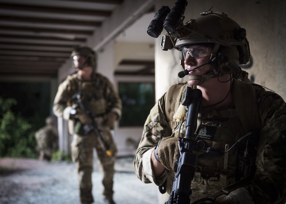 EODMU 5 Insertion &amp; Hostage Rescue Exercise