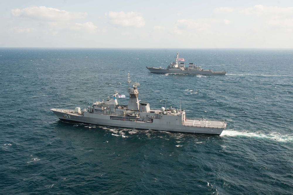 USS America, USS Hopper, HMAS Warramunga participate in Photo exercise
