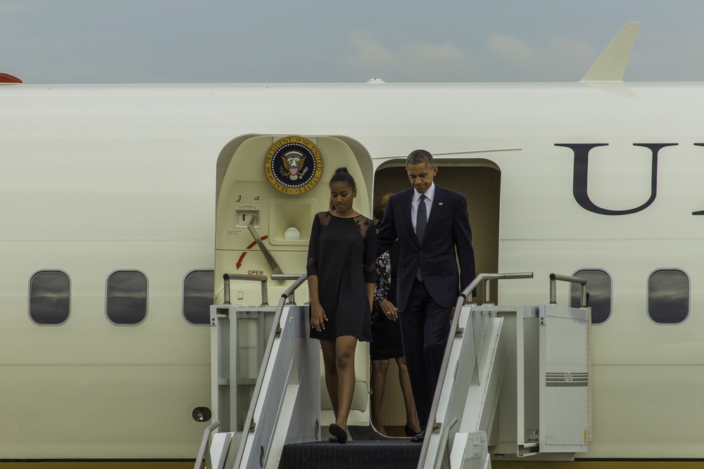 President Obama and daughter Exits Air Force One