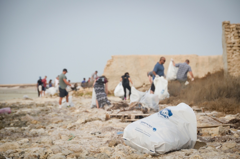 Airmen Clean Up Beach in Qatar