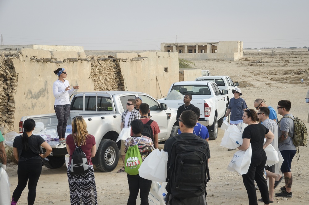 Airmen Clean Up Beach in Qatar