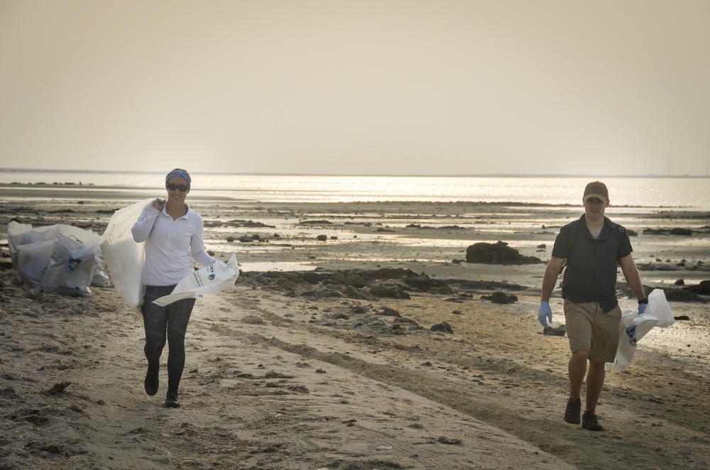 Airmen Clean Up Beach in Qatar