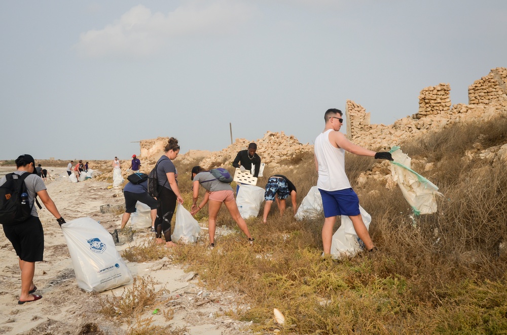 Airmen Clean Up Beach in Qatar