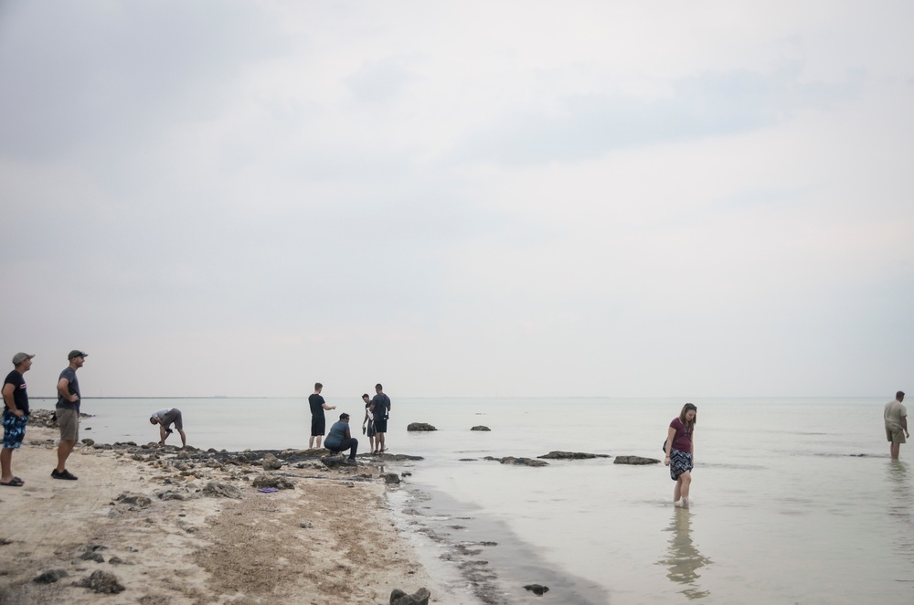 Airmen Clean Up Beach in Qatar