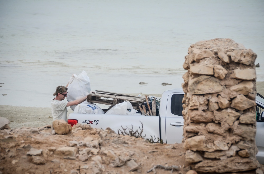 Airmen Clean Up Beach in Qatar